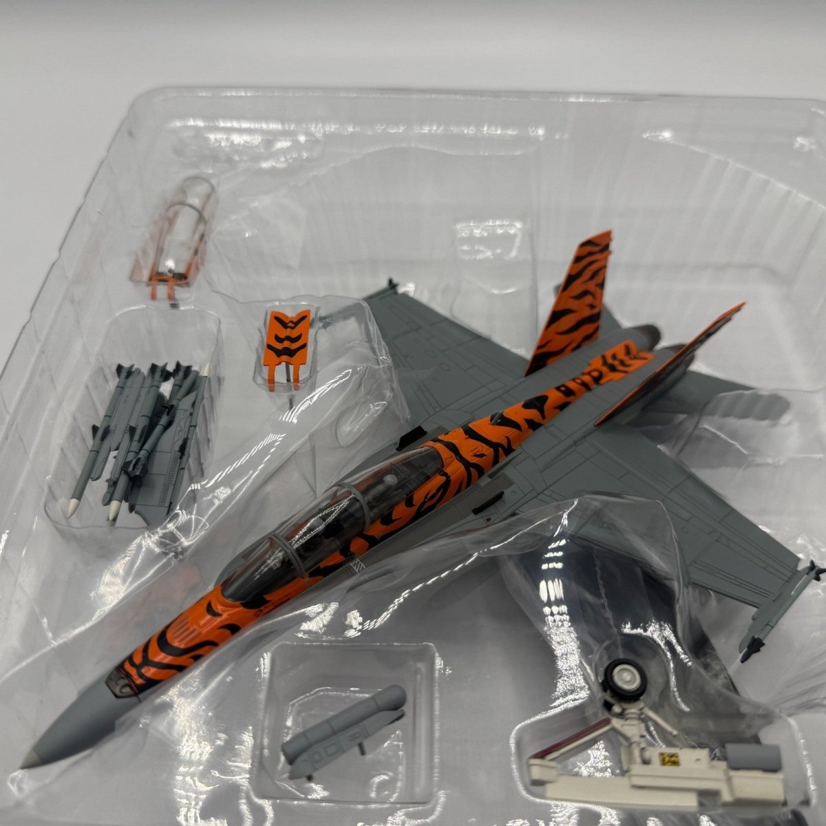 Hobby Master HA3545 1:72 F/A - 18B Hornet Classic 1985 - 2019 2 OCU RAAF Williamtown - Hobby Master