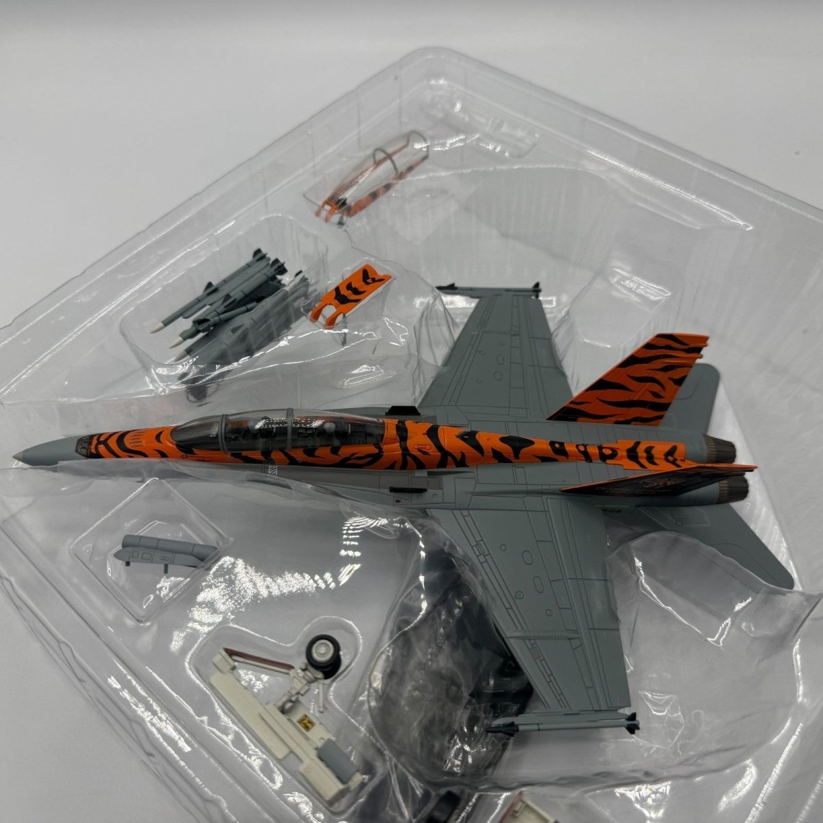 Hobby Master HA3545 1:72 F/A - 18B Hornet Classic 1985 - 2019 2 OCU RAAF Williamtown - Hobby Master