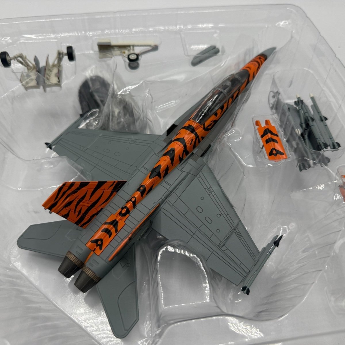 Hobby Master HA3545 1:72 F/A - 18B Hornet Classic 1985 - 2019 2 OCU RAAF Williamtown - Hobby Master