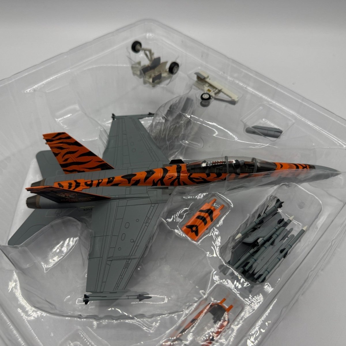 Hobby Master HA3545 1:72 F/A - 18B Hornet Classic 1985 - 2019 2 OCU RAAF Williamtown - Hobby Master