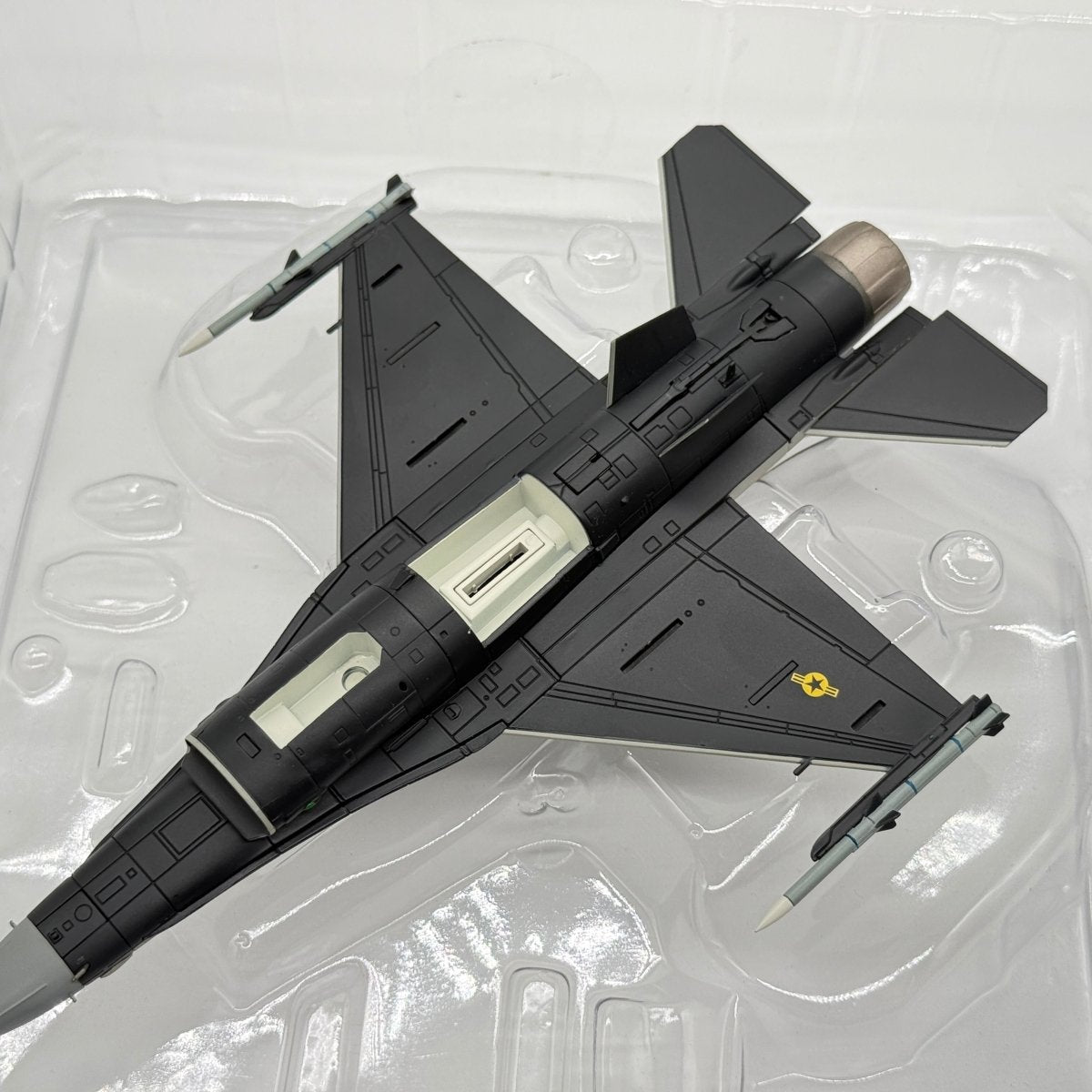 Hobby Master HA3871 1:72 F-16C Fighting Falcon USAF 18th AGRS Alaska 2017 - Hobby Master