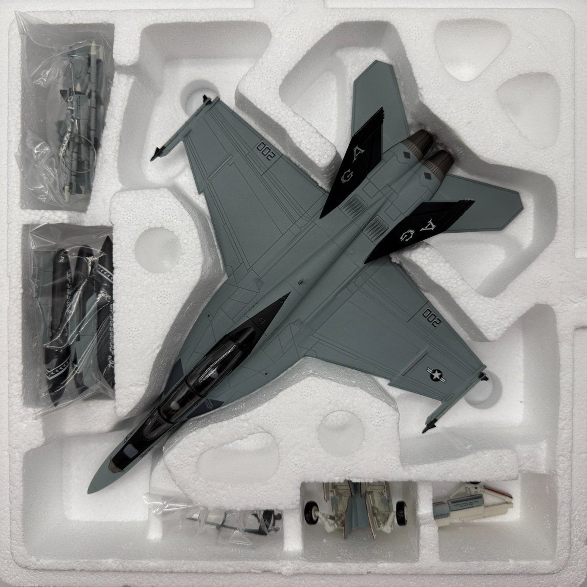 Hobby Master HA5104 1:72 F/A - 18F "Super Hornet" VFA - 103 USS Eisenhower 2013 - Hobby Master