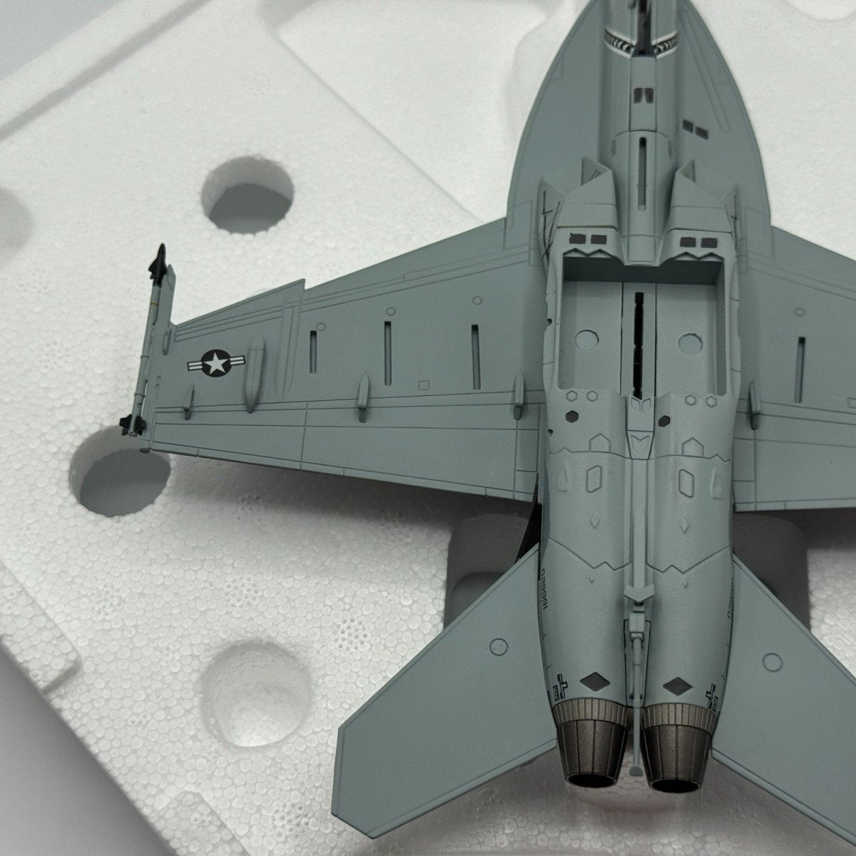 Hobby Master HA5104 1:72 F/A - 18F "Super Hornet" VFA - 103 USS Eisenhower 2013 - Hobby Master