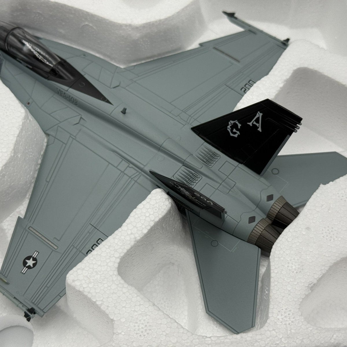 Hobby Master HA5104 1:72 F/A - 18F "Super Hornet" VFA - 103 USS Eisenhower 2013 - Hobby Master
