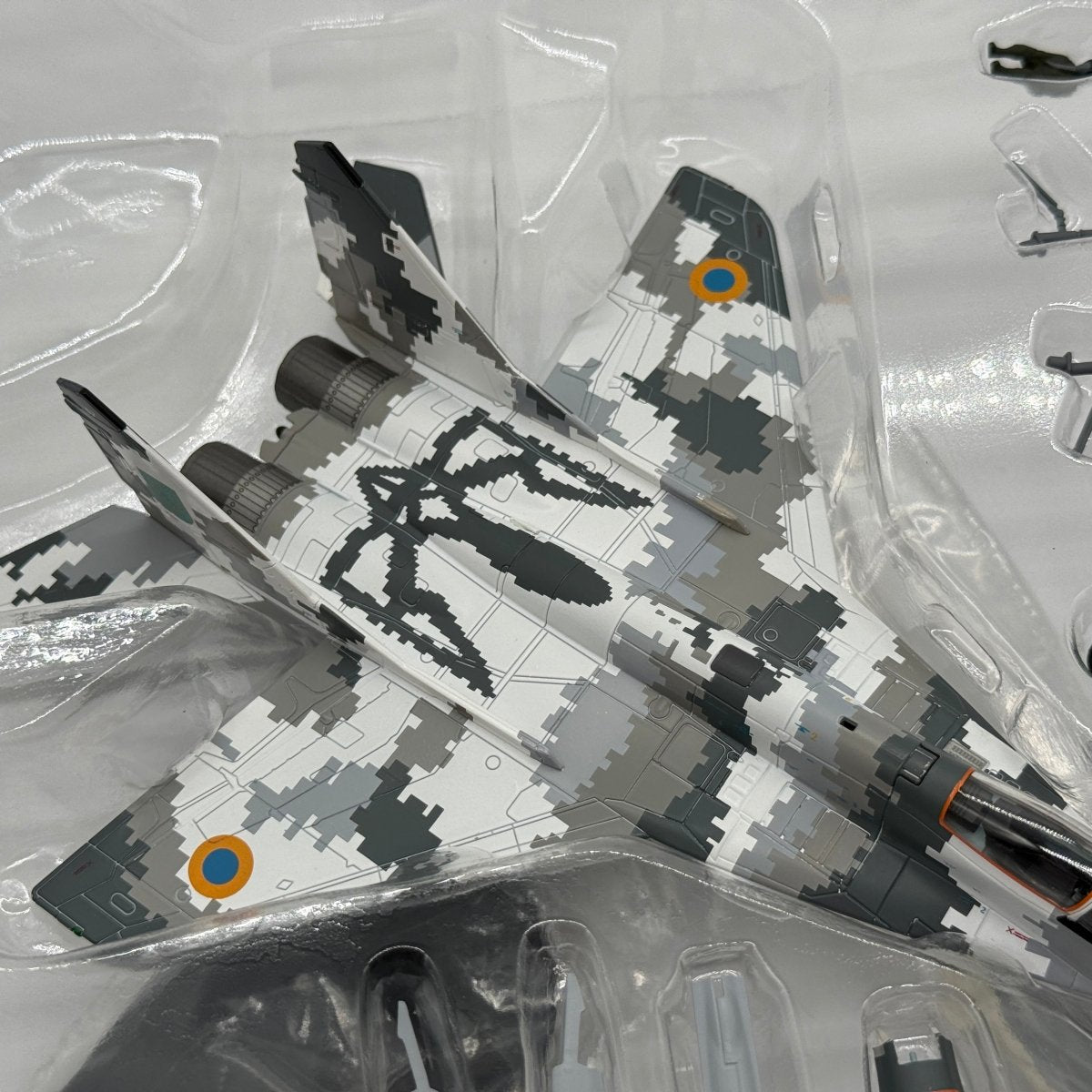 Hobby Master HA6518 1:72 Mikoyan MiG-29MU1 Fulcrum-C Ukrainian Air Force Yellow 57 Digital Camouflage 2014 - Hobby Master