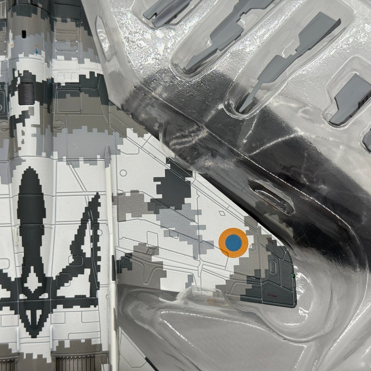 Hobby Master HA6518 1:72 Mikoyan MiG-29MU1 Fulcrum-C Ukrainian Air Force Yellow 57 Digital Camouflage 2014 - Hobby Master