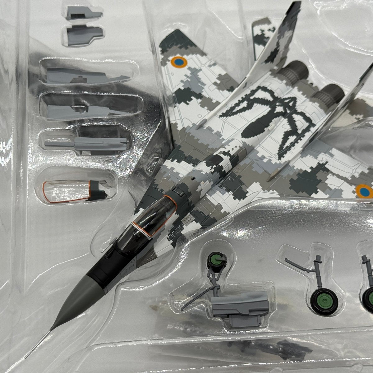 Hobby Master HA6518 1:72 Mikoyan MiG-29MU1 Fulcrum-C Ukrainian Air Force Yellow 57 Digital Camouflage 2014 - Hobby Master