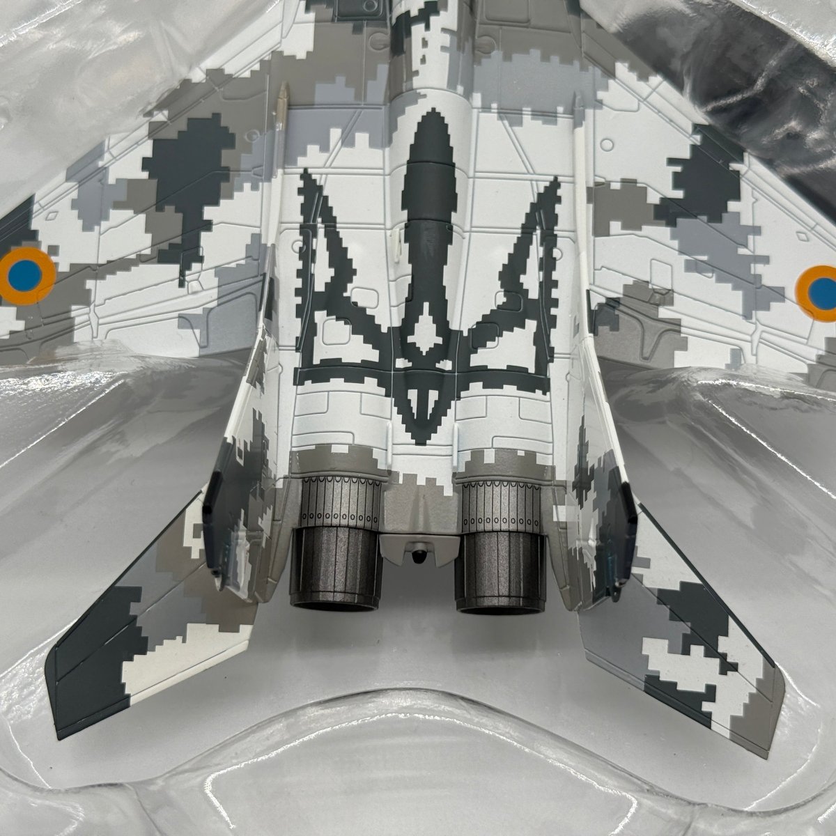 Hobby Master HA6518 1:72 Mikoyan MiG-29MU1 Fulcrum-C Ukrainian Air Force Yellow 57 Digital Camouflage 2014 - Hobby Master