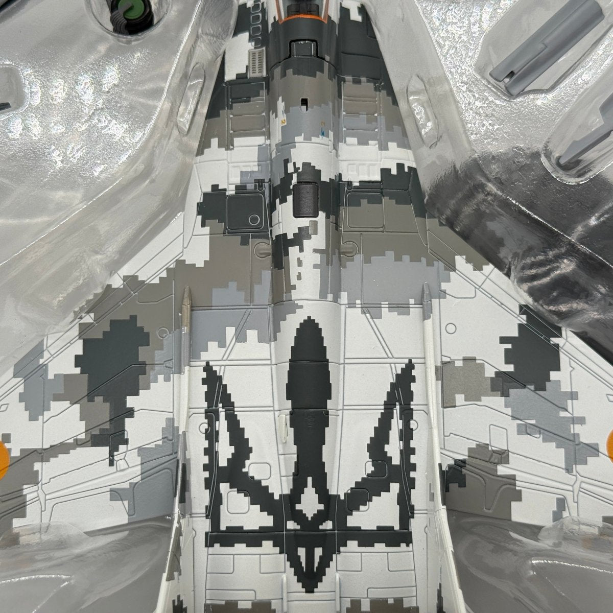 Hobby Master HA6518 1:72 Mikoyan MiG-29MU1 Fulcrum-C Ukrainian Air Force Yellow 57 Digital Camouflage 2014 - Hobby Master
