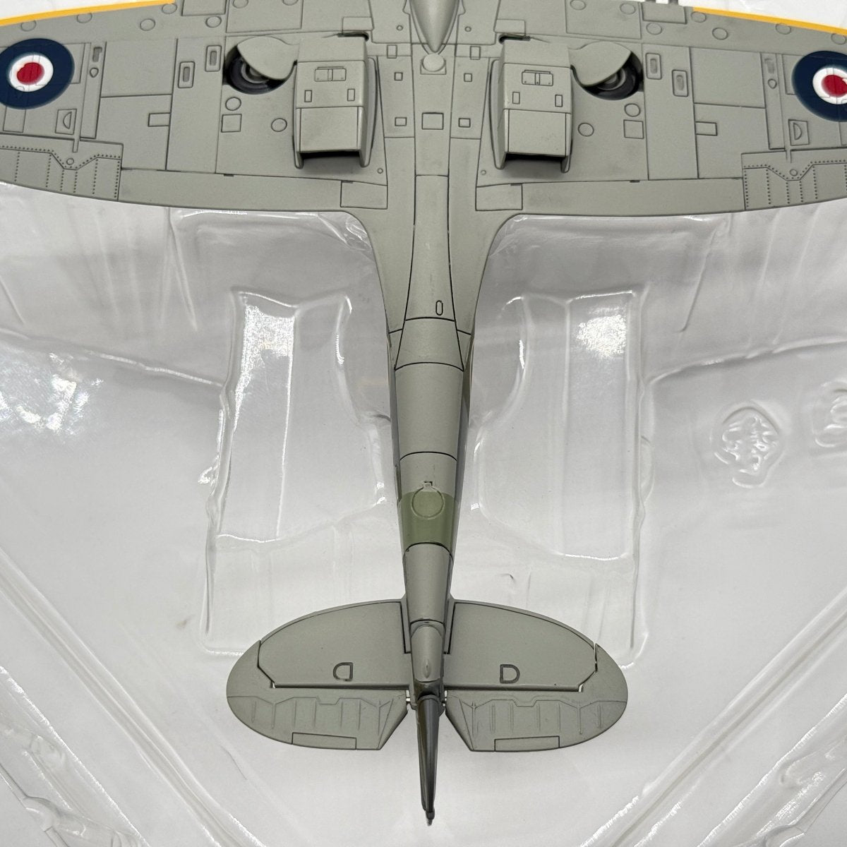 Hobby Master HA7102 1:48 Supermarine Spitfire Mk XIV RAF No.610 Sqn Richard Newbery West Malling 1944 - Hobby Master