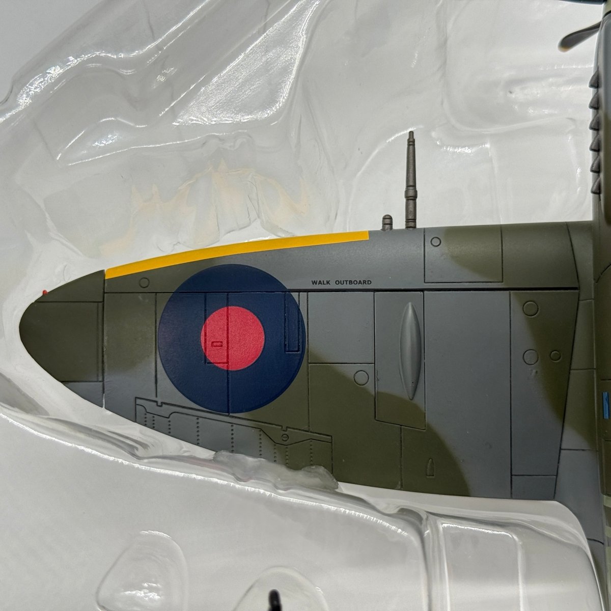 Hobby Master HA7102 1:48 Supermarine Spitfire Mk XIV RAF No.610 Sqn Richard Newbery West Malling 1944 - Hobby Master