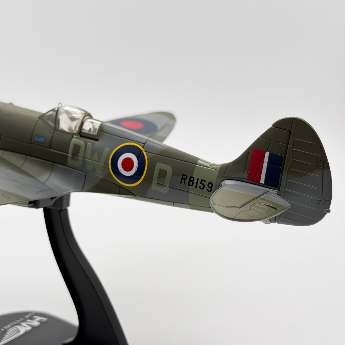Hobby Master HA7102 1:48 Supermarine Spitfire Mk XIV RAF No.610 Sqn Richard Newbery West Malling 1944 - Hobby Master
