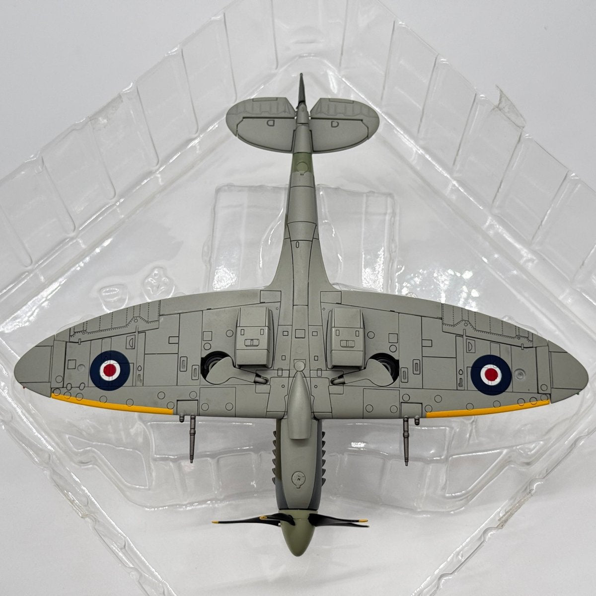 Hobby Master HA7102 1:48 Supermarine Spitfire Mk XIV RAF No.610 Sqn Richard Newbery West Malling 1944 - Hobby Master