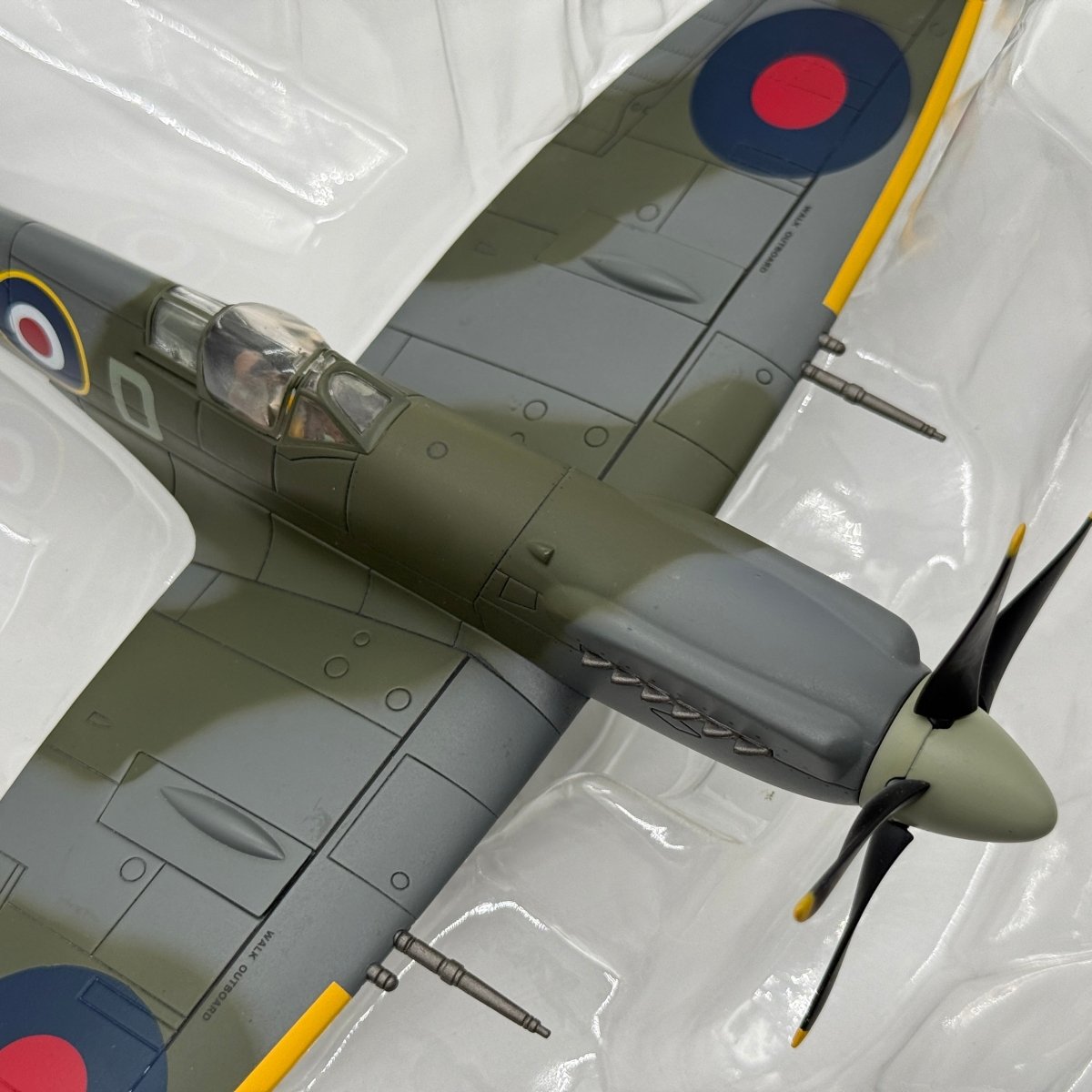 Hobby Master HA7102 1:48 Supermarine Spitfire Mk XIV RAF No.610 Sqn Richard Newbery West Malling 1944 - Hobby Master