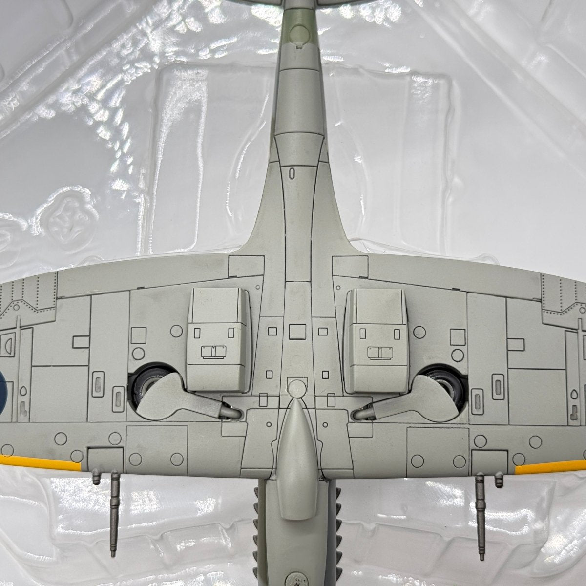 Hobby Master HA7102 1:48 Supermarine Spitfire Mk XIV RAF No.610 Sqn Richard Newbery West Malling 1944 - Hobby Master