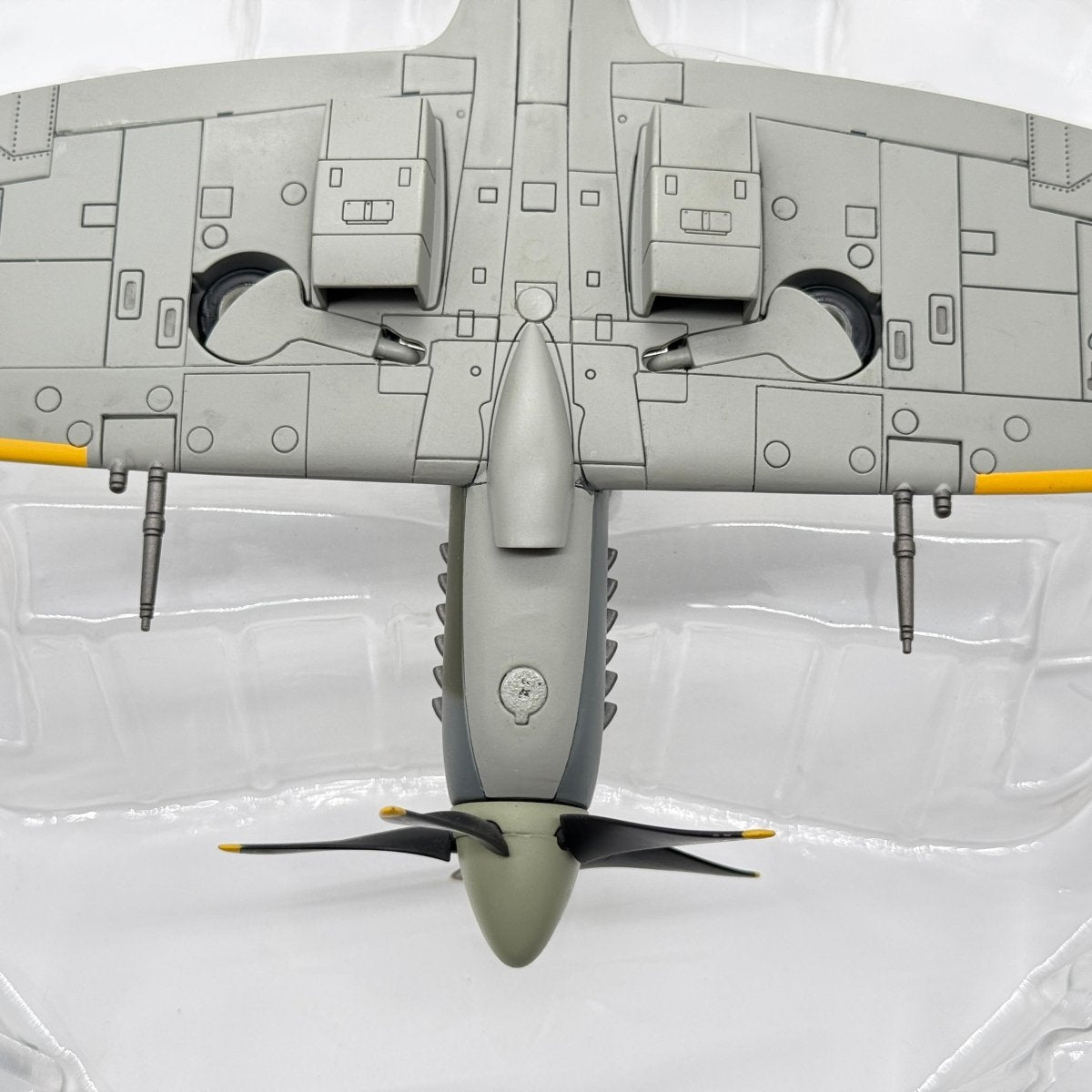 Hobby Master HA7102 1:48 Supermarine Spitfire Mk XIV RAF No.610 Sqn Richard Newbery West Malling 1944 - Hobby Master