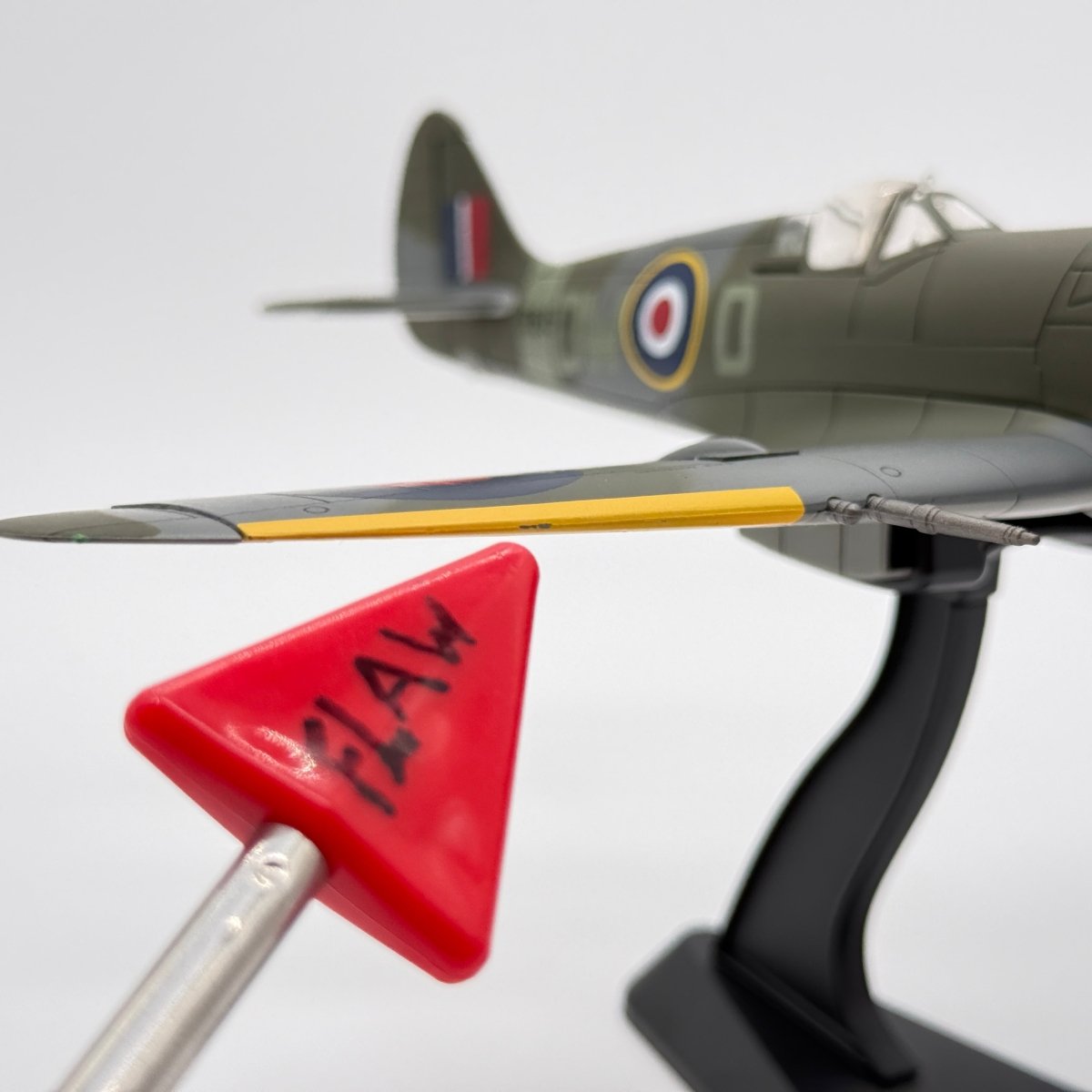 Hobby Master HA7102 1:48 Supermarine Spitfire Mk XIV RAF No.610 Sqn Richard Newbery West Malling 1944 - Hobby Master