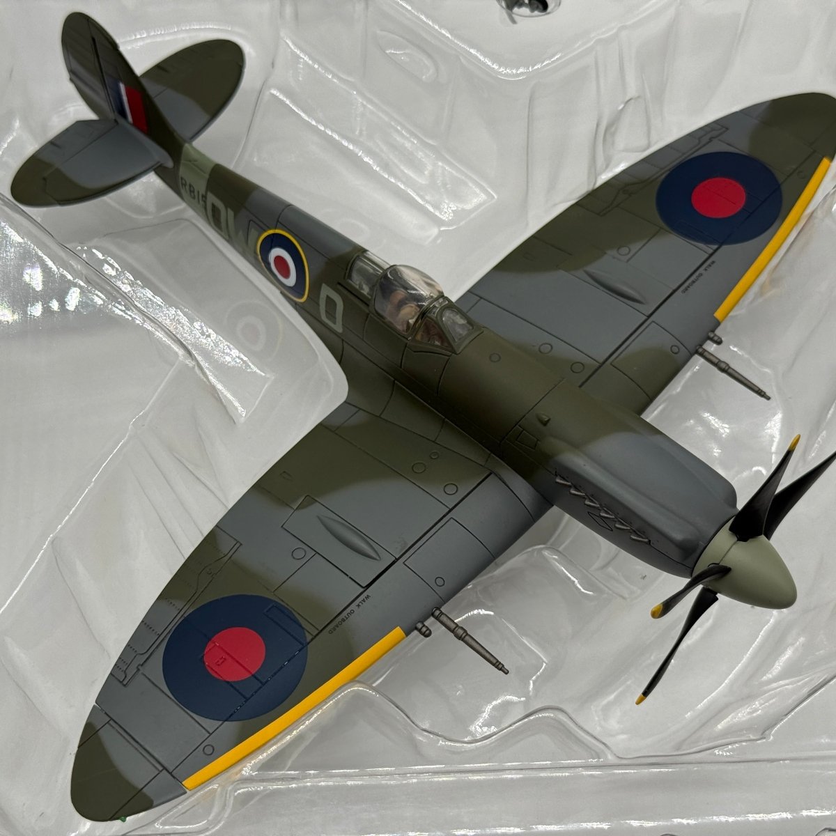 Hobby Master HA7102 1:48 Supermarine Spitfire Mk XIV RAF No.610 Sqn Richard Newbery West Malling 1944 - Hobby Master