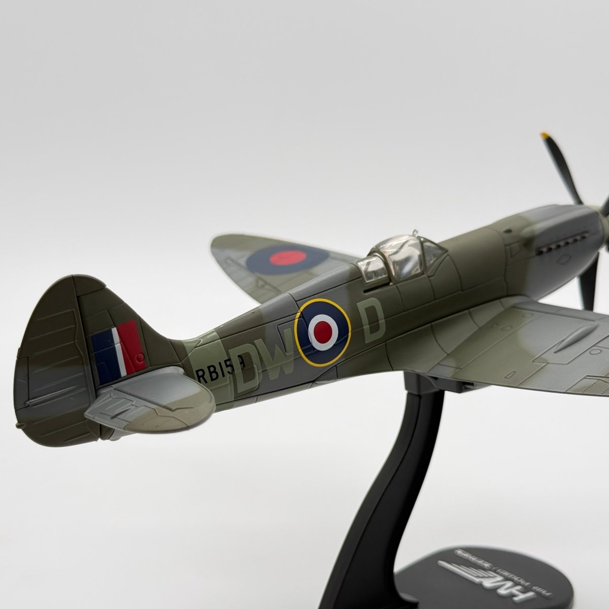 Hobby Master HA7102 1:48 Supermarine Spitfire Mk XIV RAF No.610 Sqn Richard Newbery West Malling 1944 - Hobby Master