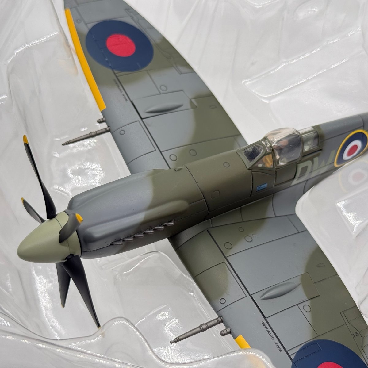 Hobby Master HA7102 1:48 Supermarine Spitfire Mk XIV RAF No.610 Sqn Richard Newbery West Malling 1944 - Hobby Master