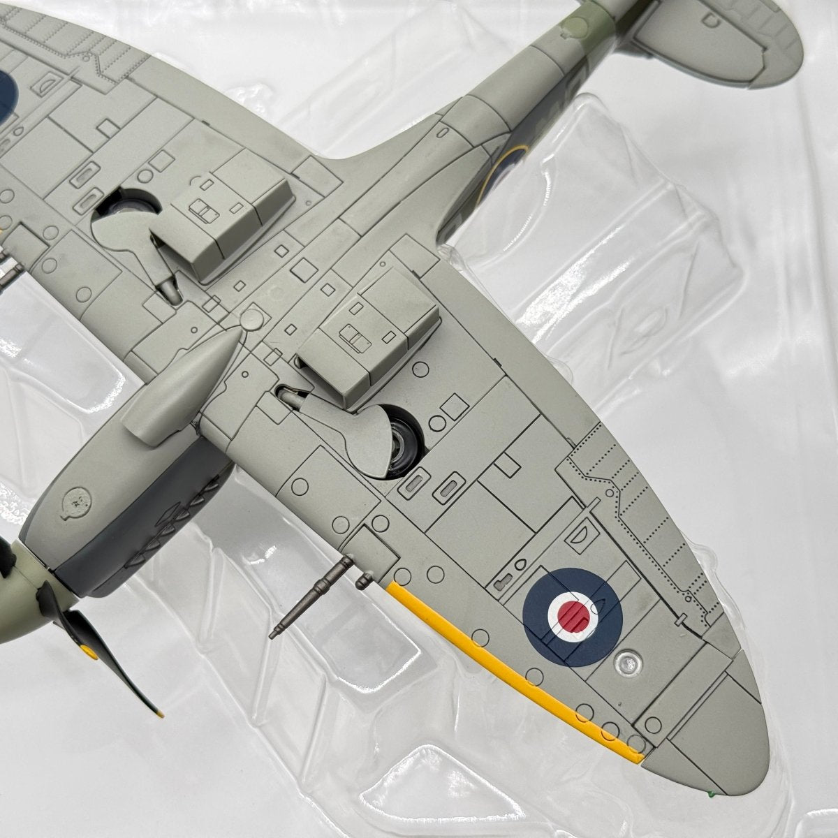 Hobby Master HA7102 1:48 Supermarine Spitfire Mk XIV RAF No.610 Sqn Richard Newbery West Malling 1944 - Hobby Master