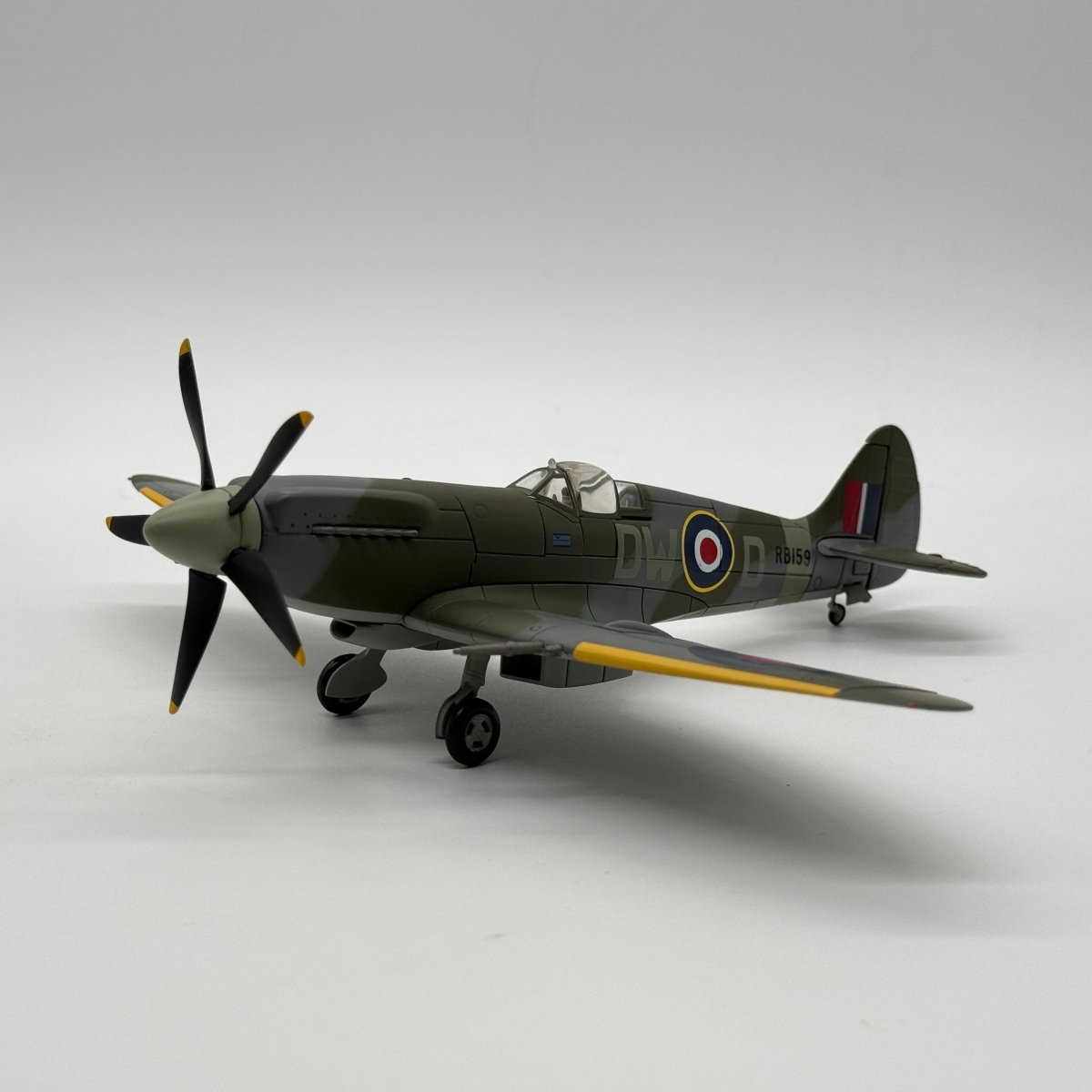 Hobby Master HA7102 1:48 Supermarine Spitfire Mk XIV RAF No.610 Sqn Richard Newbery West Malling 1944 - Hobby Master