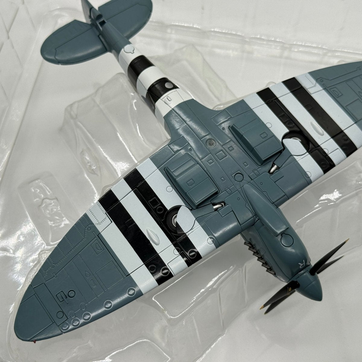 Hobby Master HA7607 1:48 Supermarine Spitfire PR.Mk XI RAF No.16 Sqn PL965 1944 *ISSUES* - Hobby Master
