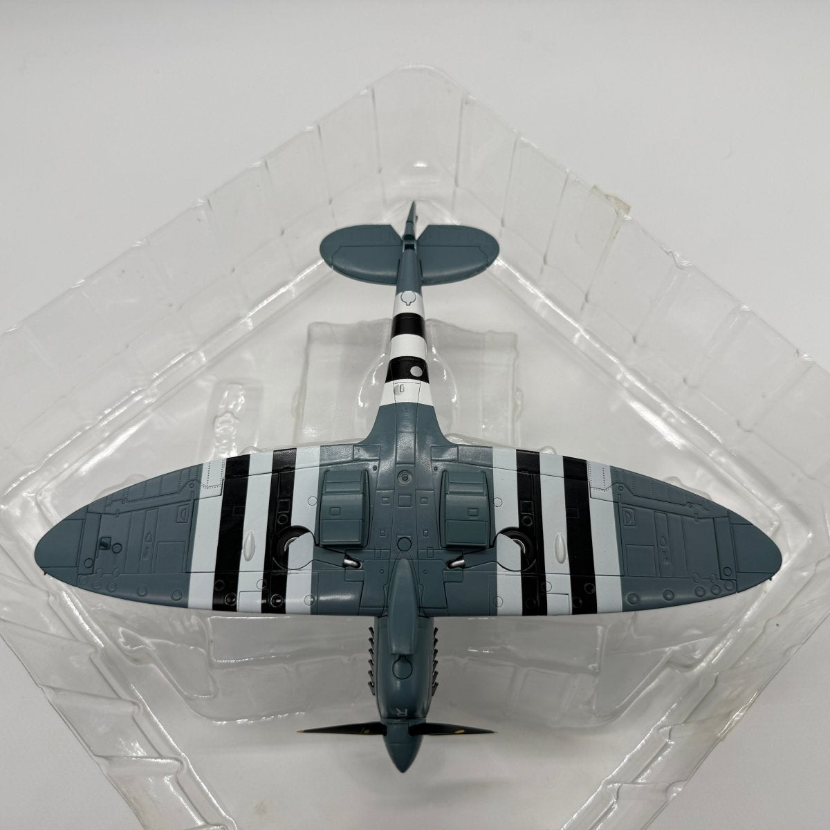 Hobby Master HA7607 1:48 Supermarine Spitfire PR.Mk XI RAF No.16 Sqn PL965 1944 *ISSUES* - Hobby Master