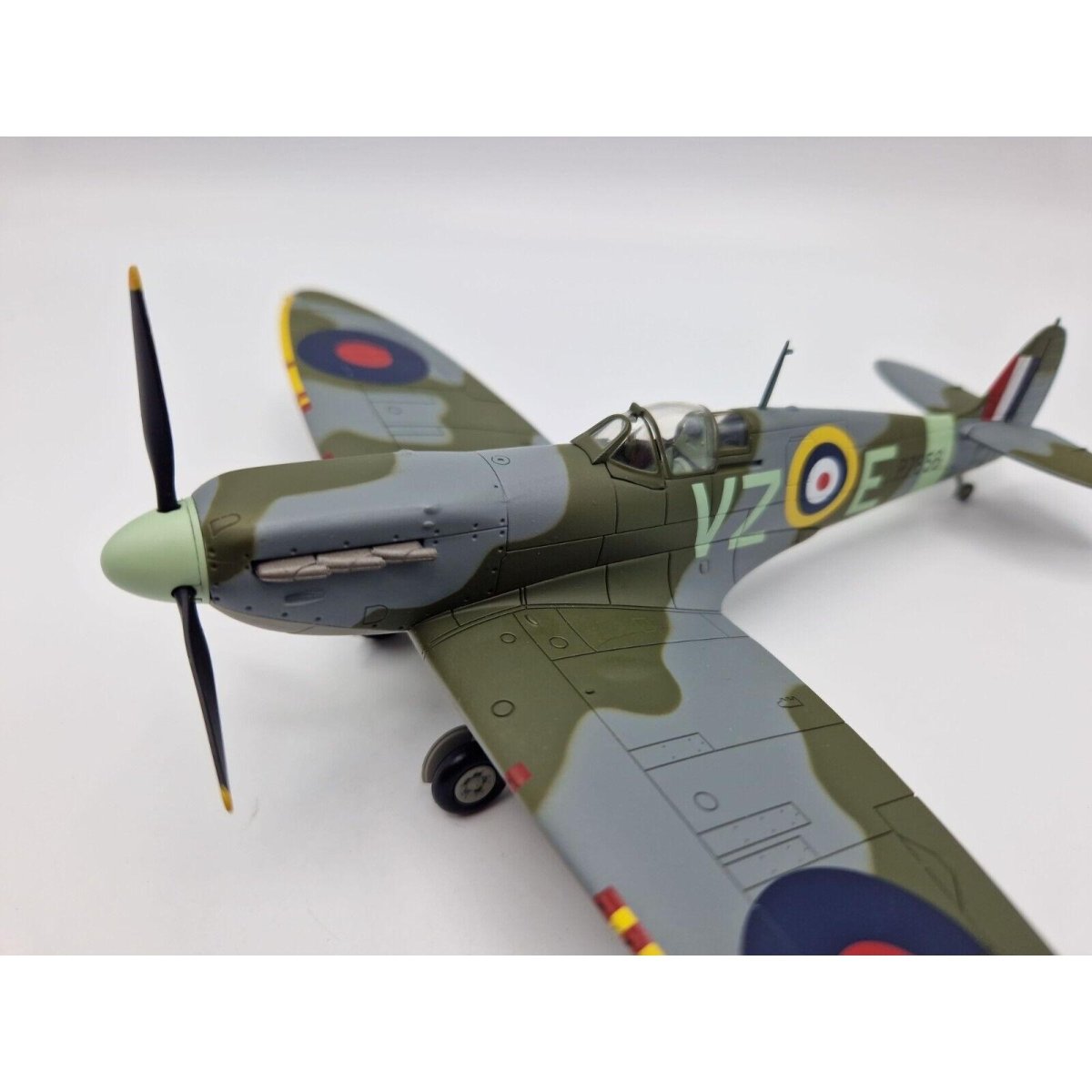Hobby Master 1:48 Spitfire Mk IIa P7856 412 E.N Macdonnell 1941 HA7805 Ex - display - Hobby Master