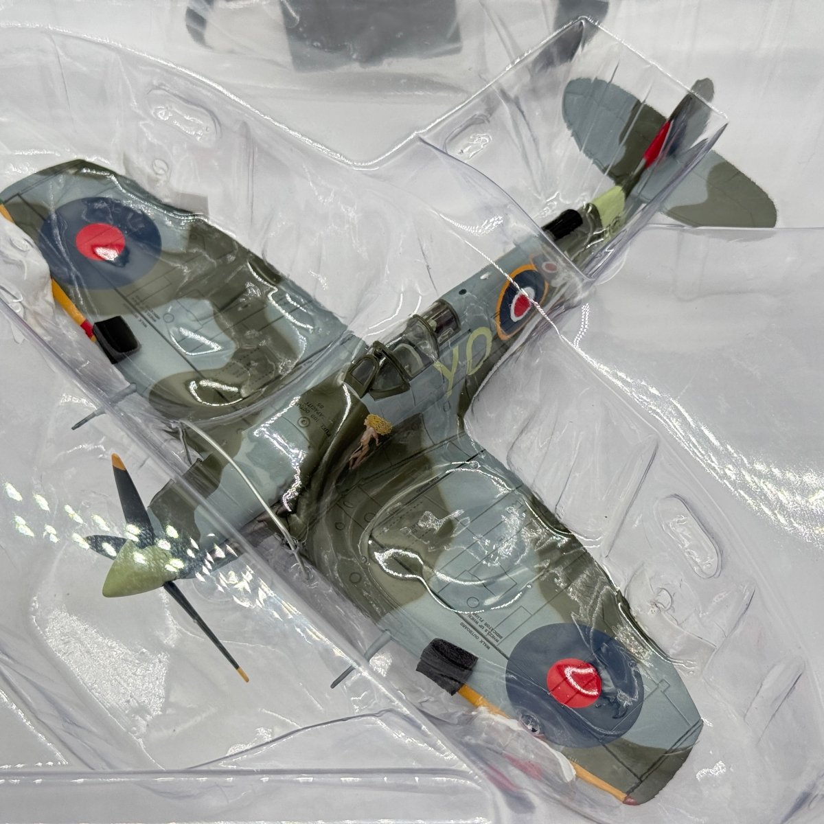 Hobby Master HA7862 1:48 Supermarine Spitfire Mk Vb EN921 YO-A Jack Sheppard RCAF No.401 Sqn Biggin Hill 1943 - Hobby Master