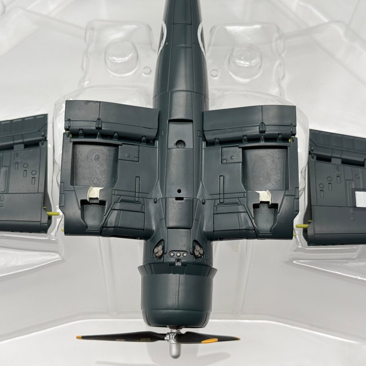 Hobby Master HA8204 1:48 Vought FG-1D Corsair RNFAA No.1841 NAS Hampton Gray - Hobby Master