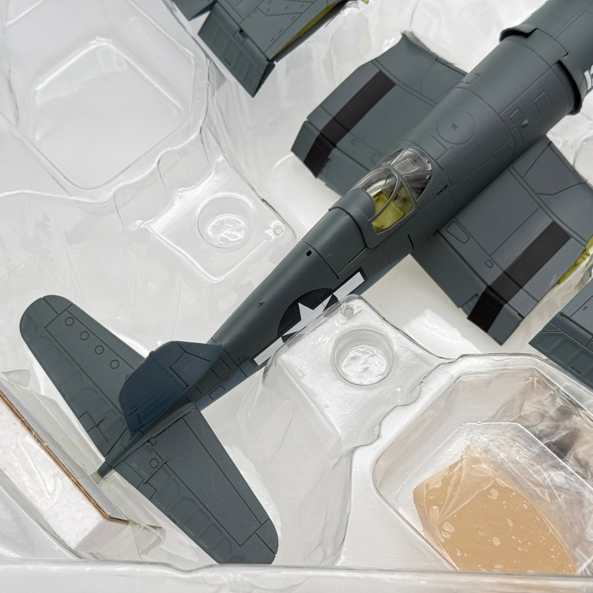 Hobby Master HA8207 1:48 Vought F4U Corsair USMC VMF - 111 Ole 122 - Hobby Master