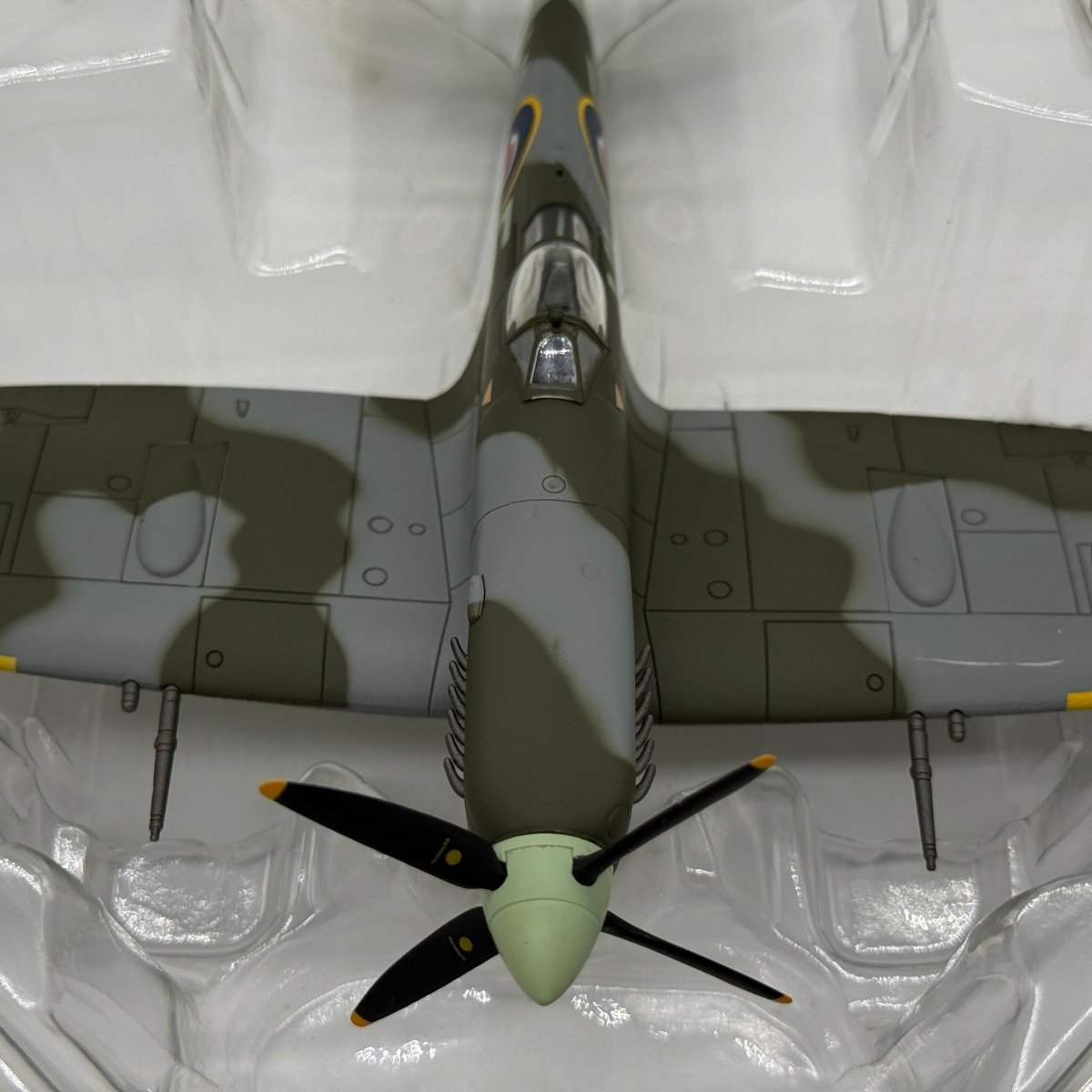 Hobby Master HA8306 1:48 Supermarine Spitfire Mk IX RAF No.322 Dutch Sqn 1944 - Hobby Master