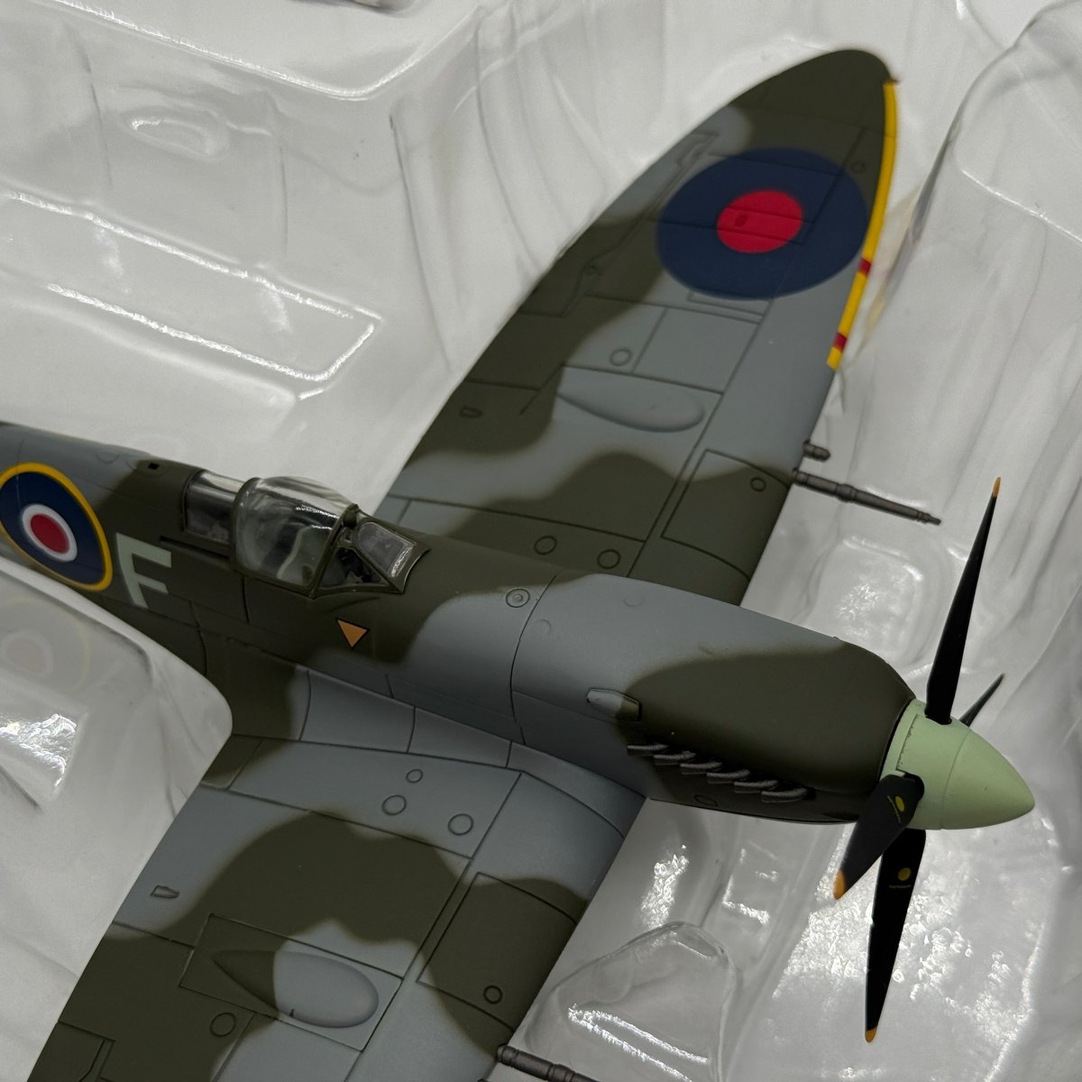 Hobby Master HA8306 1:48 Supermarine Spitfire Mk IX RAF No.322 Dutch Sqn 1944 - Hobby Master