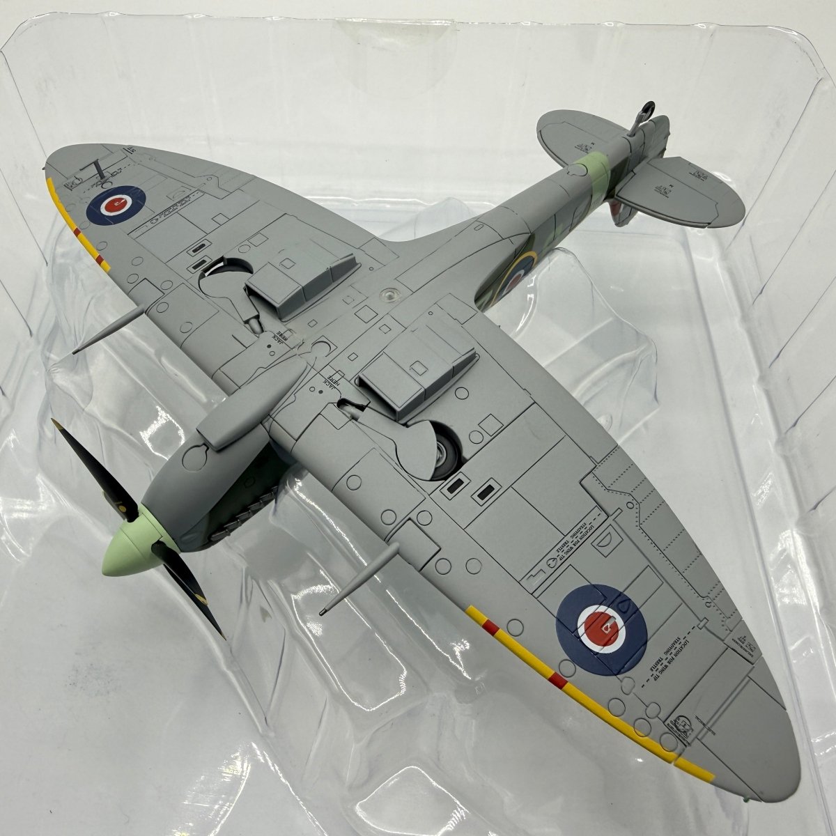 Hobby Master HA8319 1:48 Supermarine Spitfire Mk IX, RAF 222 Sqn Duxford Model - Hobby Master