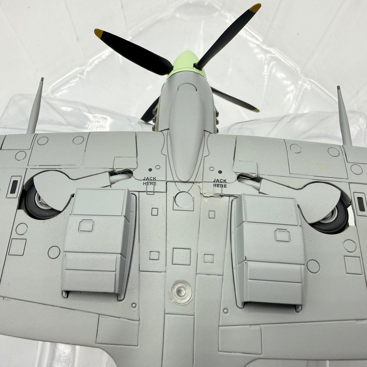 Hobby Master HA8319 1:48 Supermarine Spitfire Mk IX, RAF 222 Sqn Duxford Model - Hobby Master