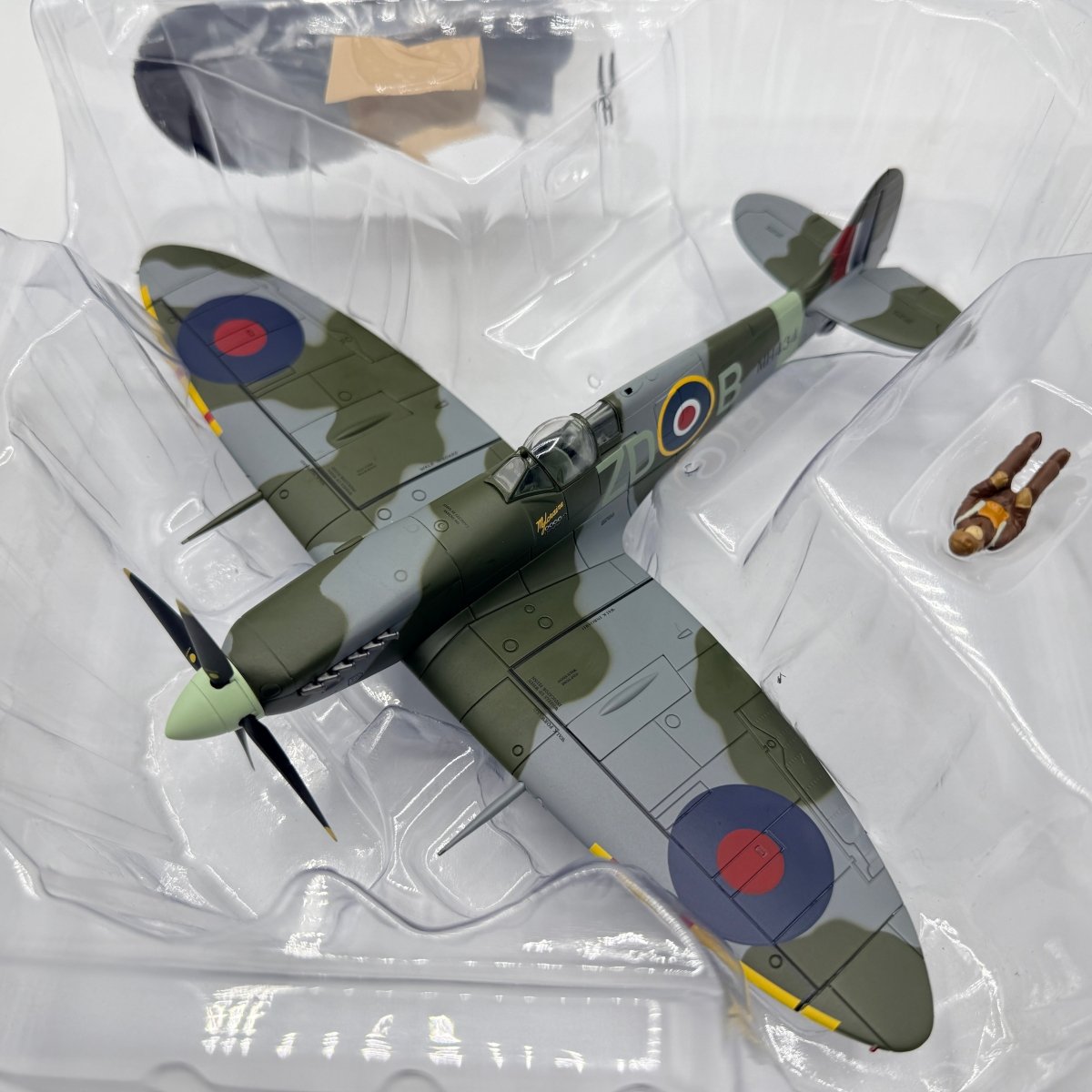 Hobby Master HA8319 1:48 Supermarine Spitfire Mk IX, RAF 222 Sqn Duxford Model - Hobby Master