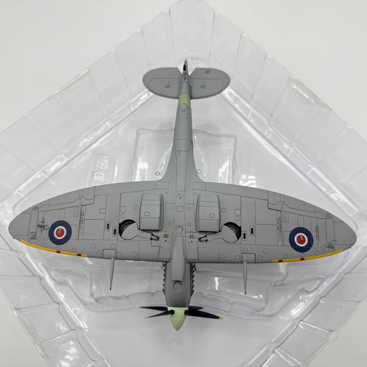 Hobby Master HA8319 1:48 Supermarine Spitfire Mk IX, RAF 222 Sqn Duxford Model - Hobby Master